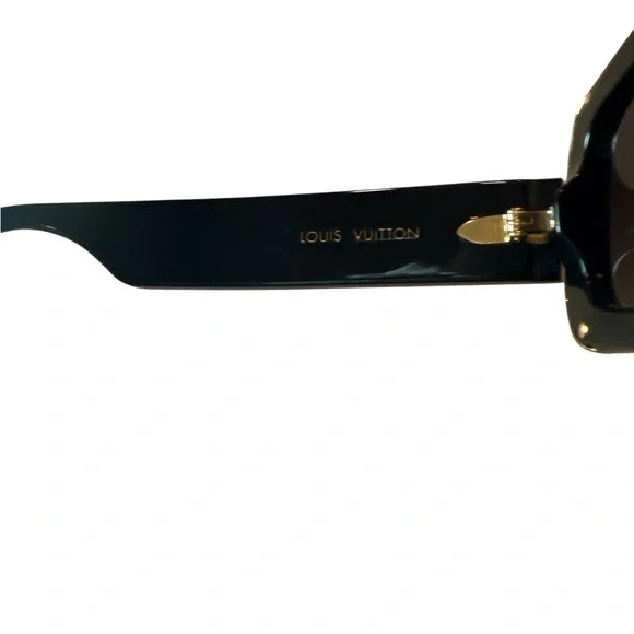 AUTHENTIC Louis Vuitton: Moon Rectangular Sunglasses 2022 - Picture 11 of 11
